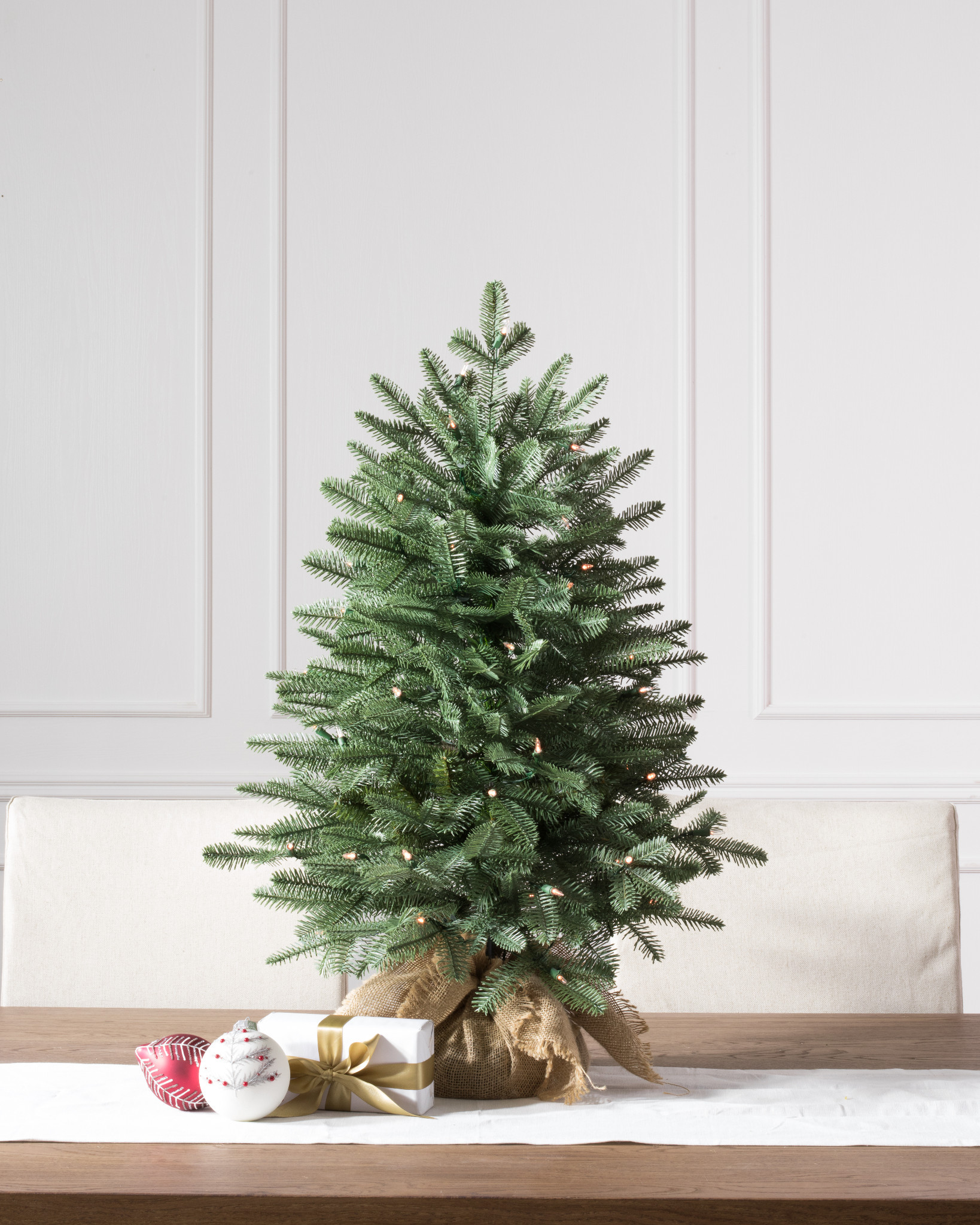 Arbre de Noël BH Balsam Fir sur table avec base en jute