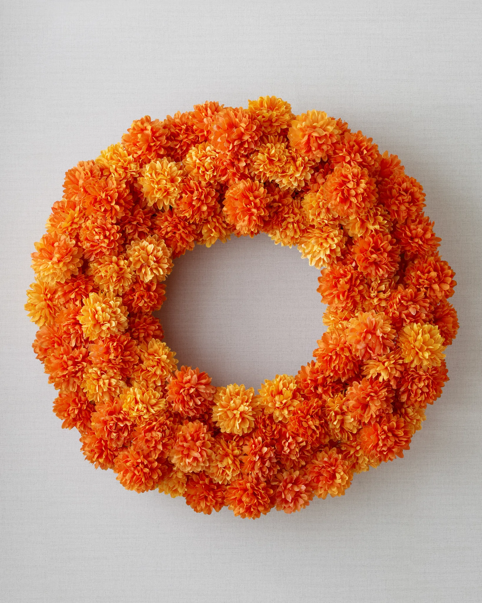 Couronne de marguerites en plein air