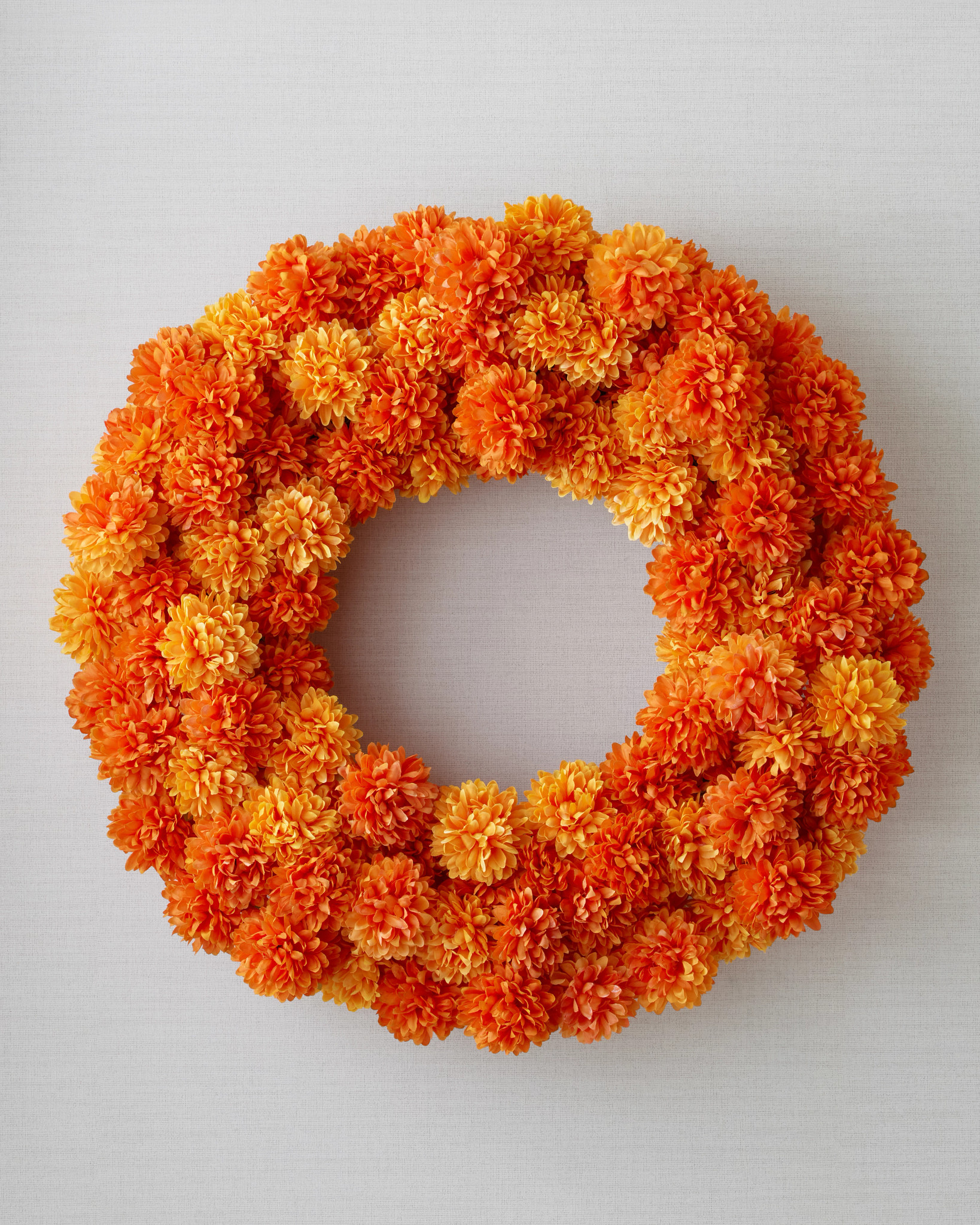 Couronne de marguerites en plein air