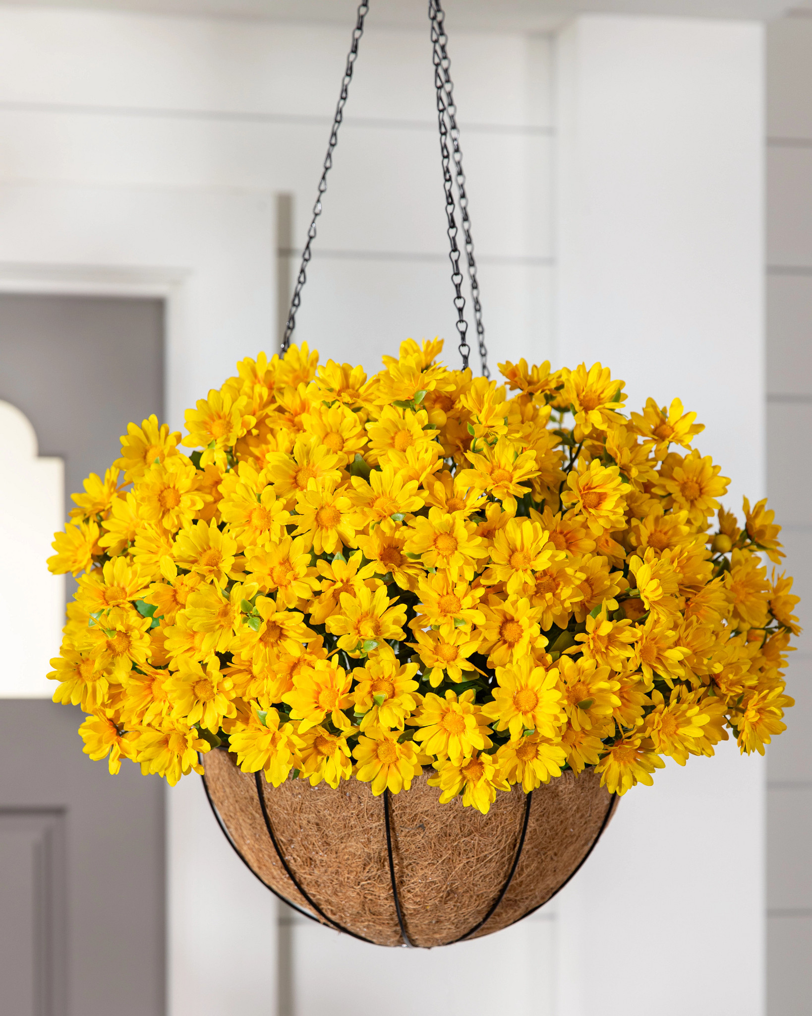 Couronne de chrysanthèmes pour extérieur au coucher du soleil