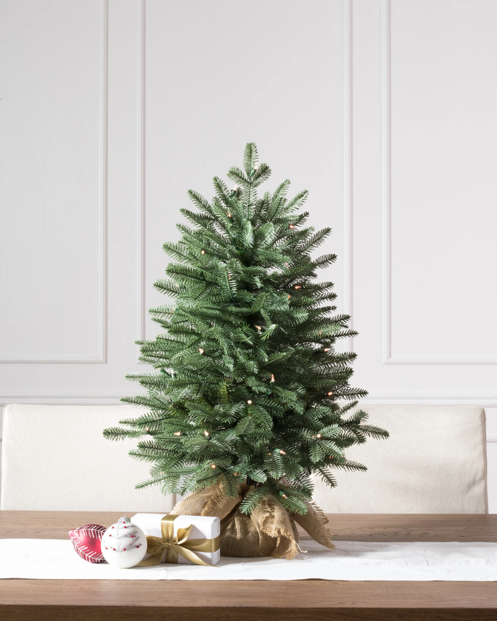 Arbre de Noël BH Balsam Fir sur table avec base en jute